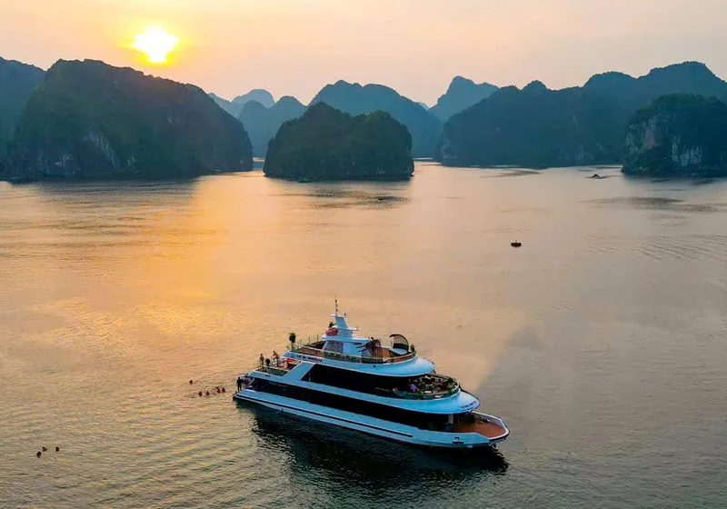 Ngắm hoàng hôn trên vịnh lan hạ
