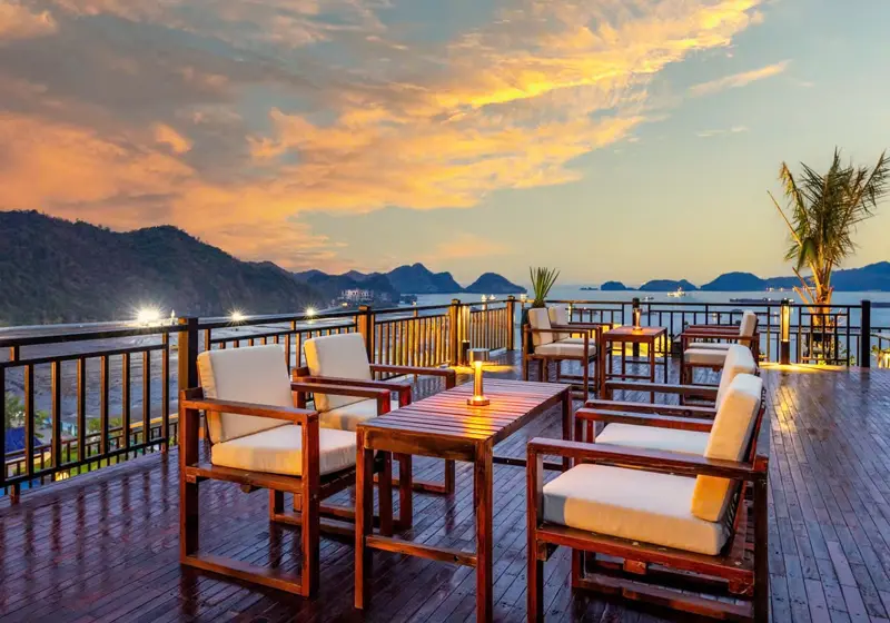 View cafe ngắm hoàng hôn tại Cát Bà